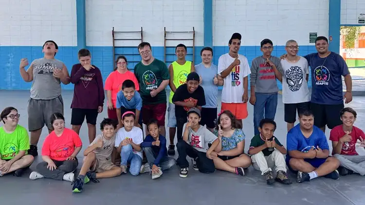 Participantes da ADAPTE em quadra durante atividade de desenvolvimento motor