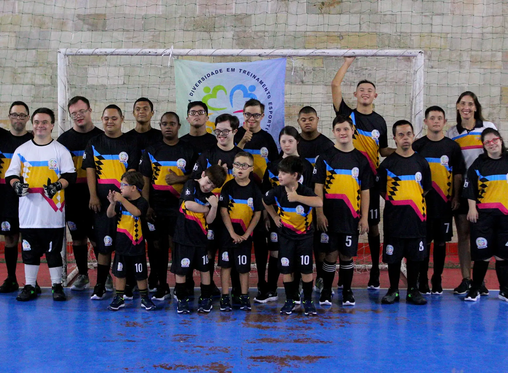 Equipe de Futsal Down da ADAPTE reunida em uma quadra