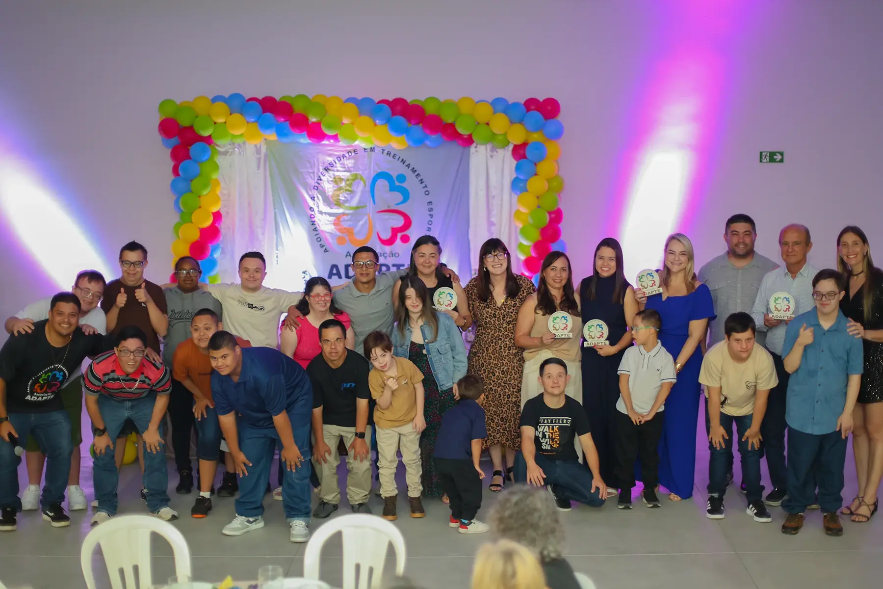Comunidade e apoiadores da ADAPTE reunidos em um evento